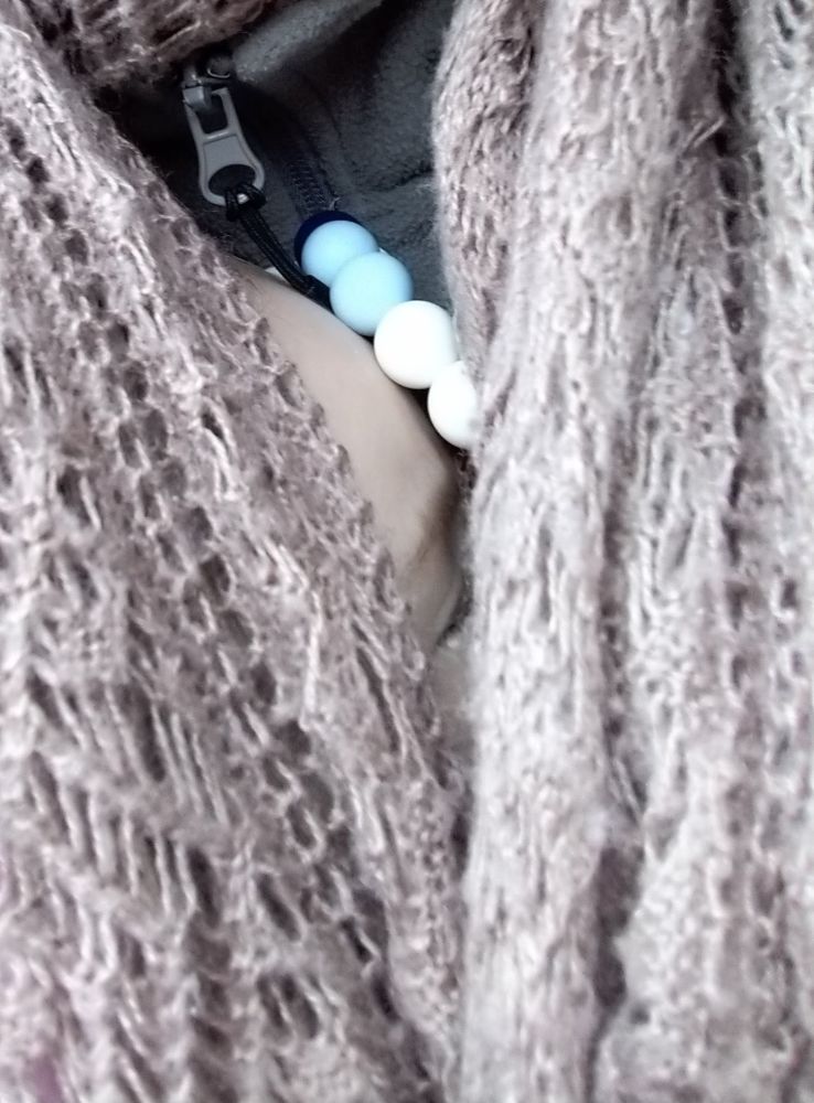 Bébé dort contre maman en randododo