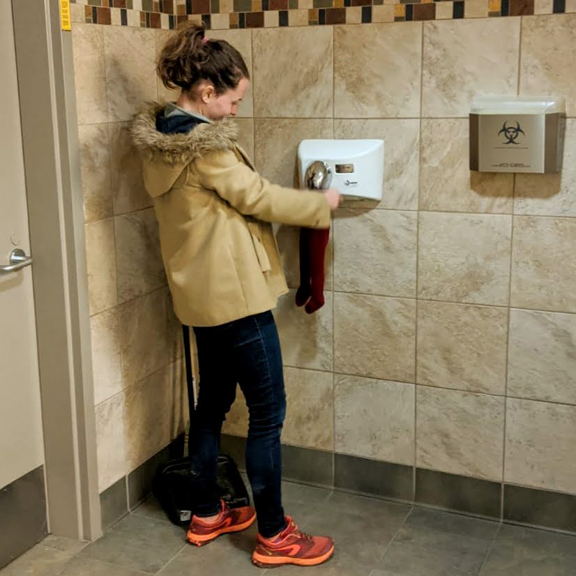 Maman sèche les collants de bébé