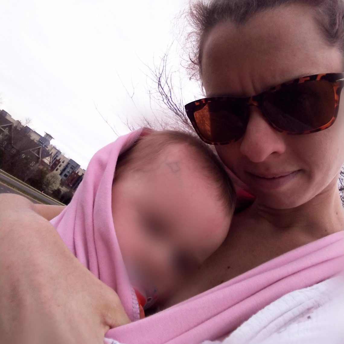 Bébé en écharpe pour une rando contre maman