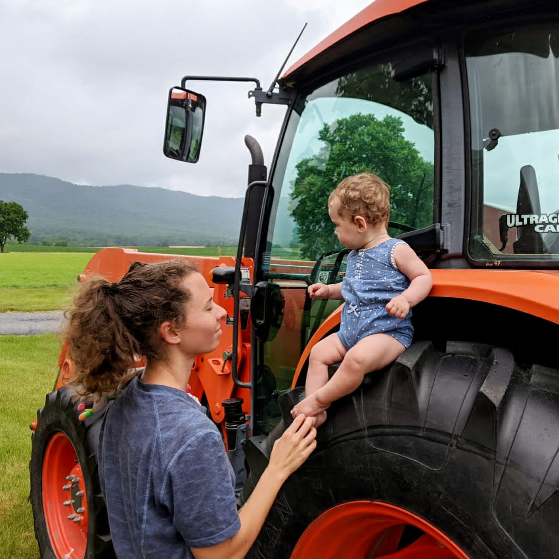Bébé fait du tracteur