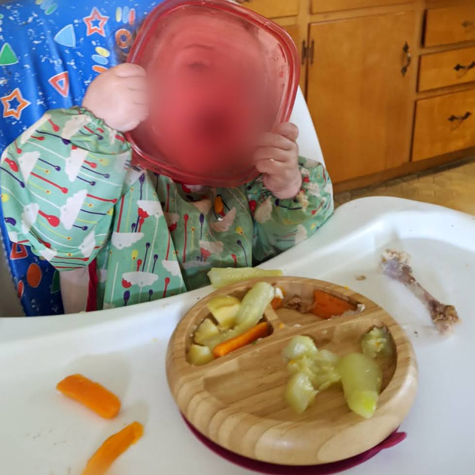 Bébé fait la folle pendant le repas