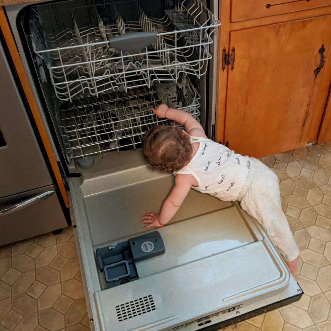 Louise participe aux taches ménagères
