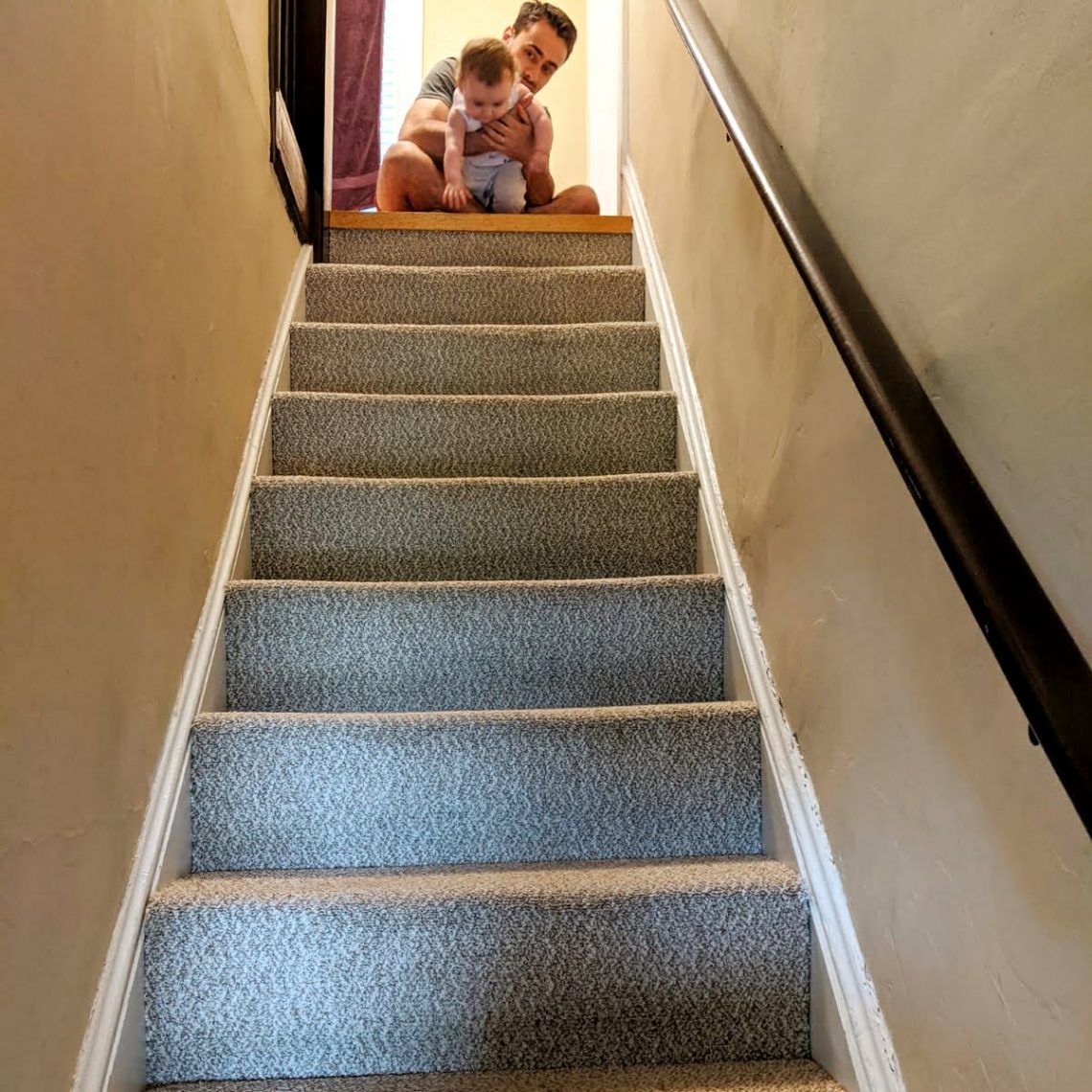 Bébé Louise monte les escaliers