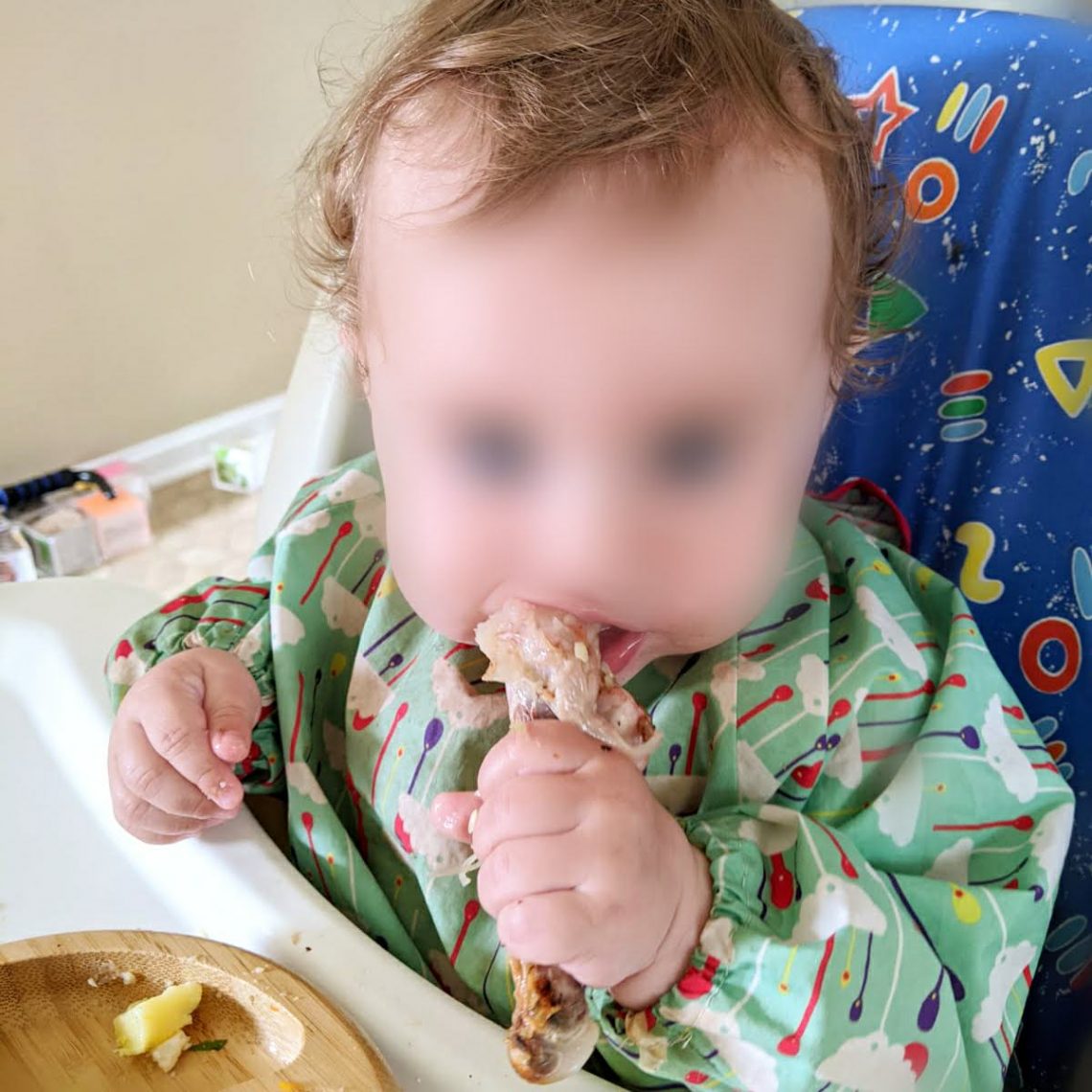 cro-mignonne avec son poulet