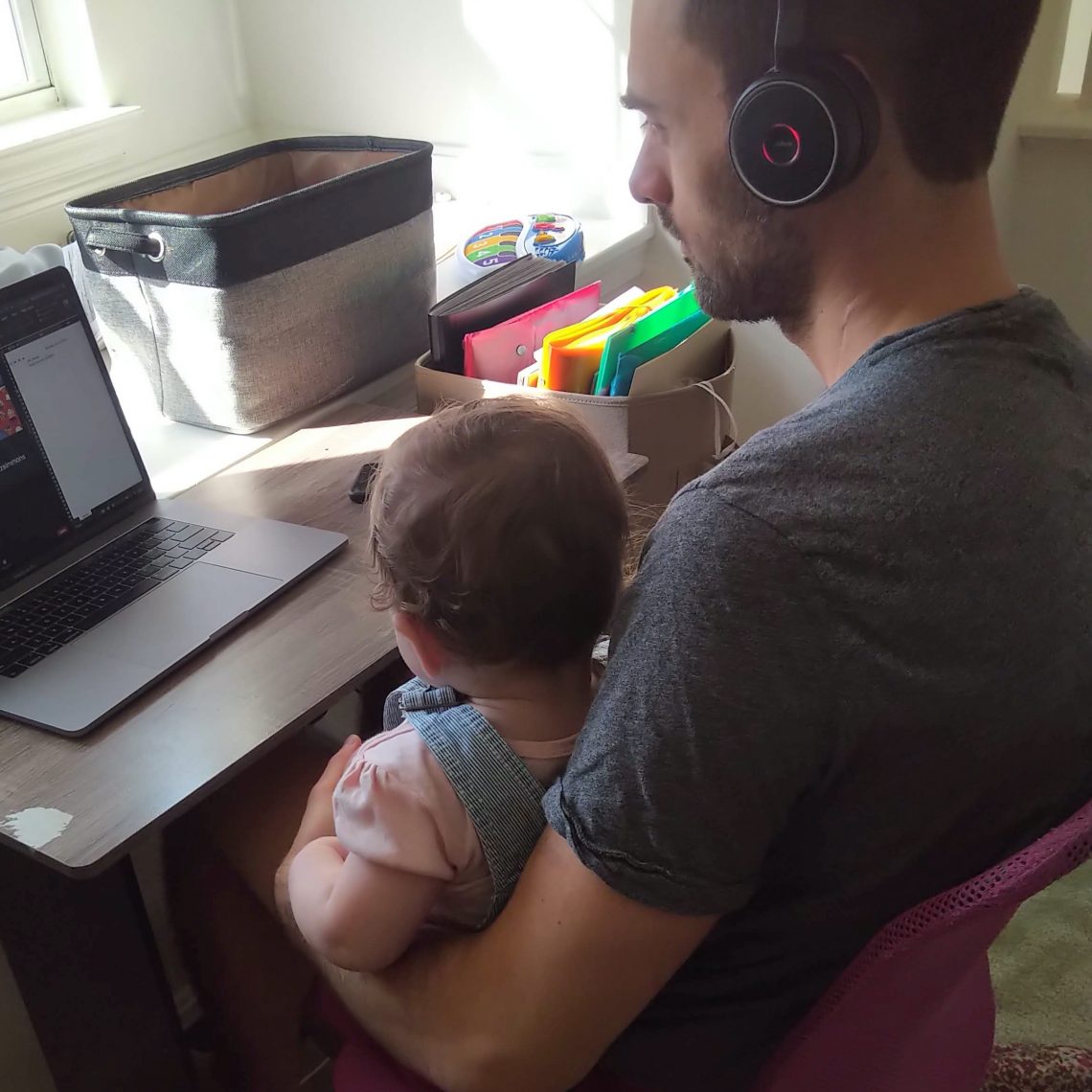 papa travaille de la maison