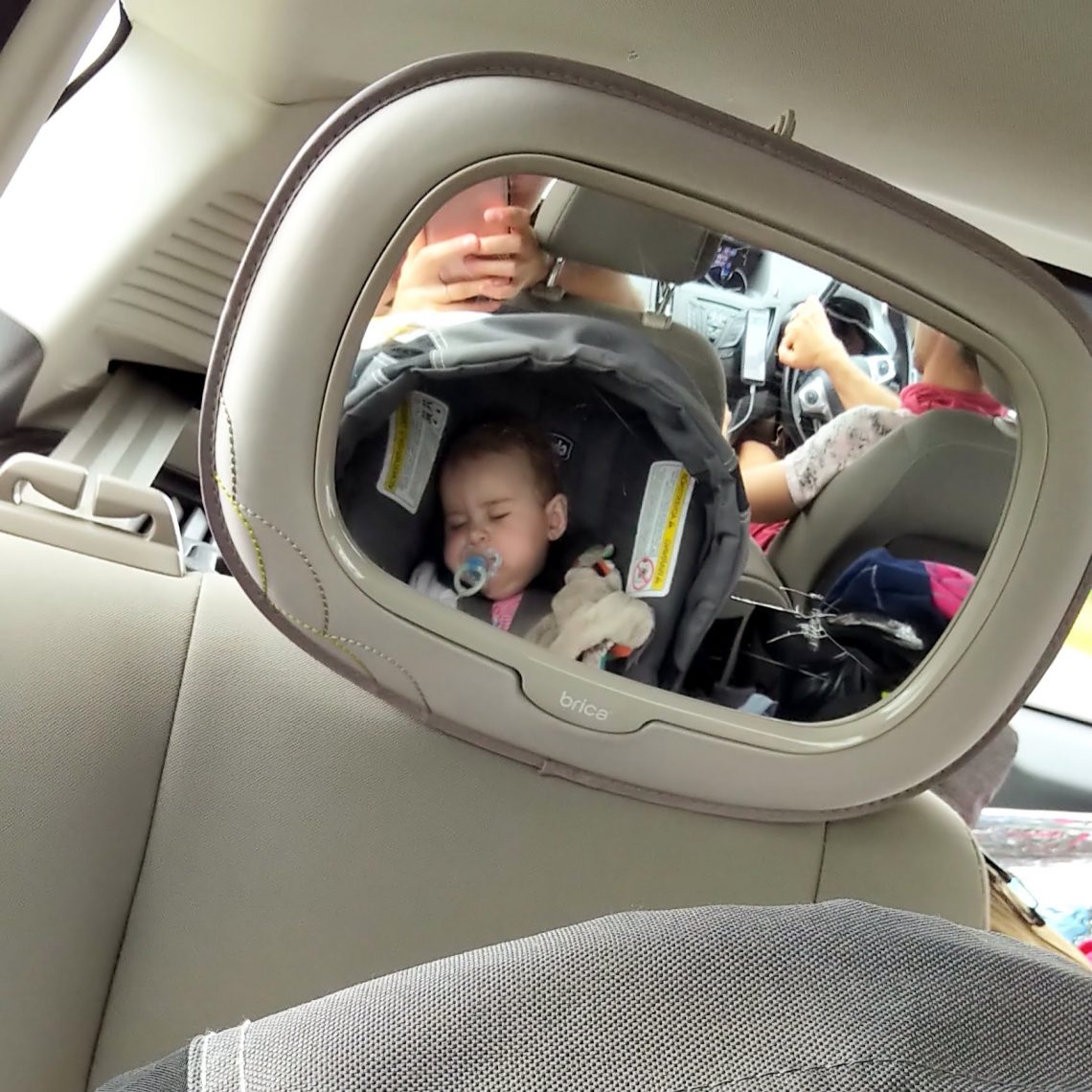 Bébé dort en voiture