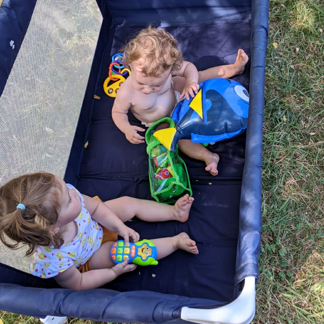 Jouer dans le lit avec la cousine