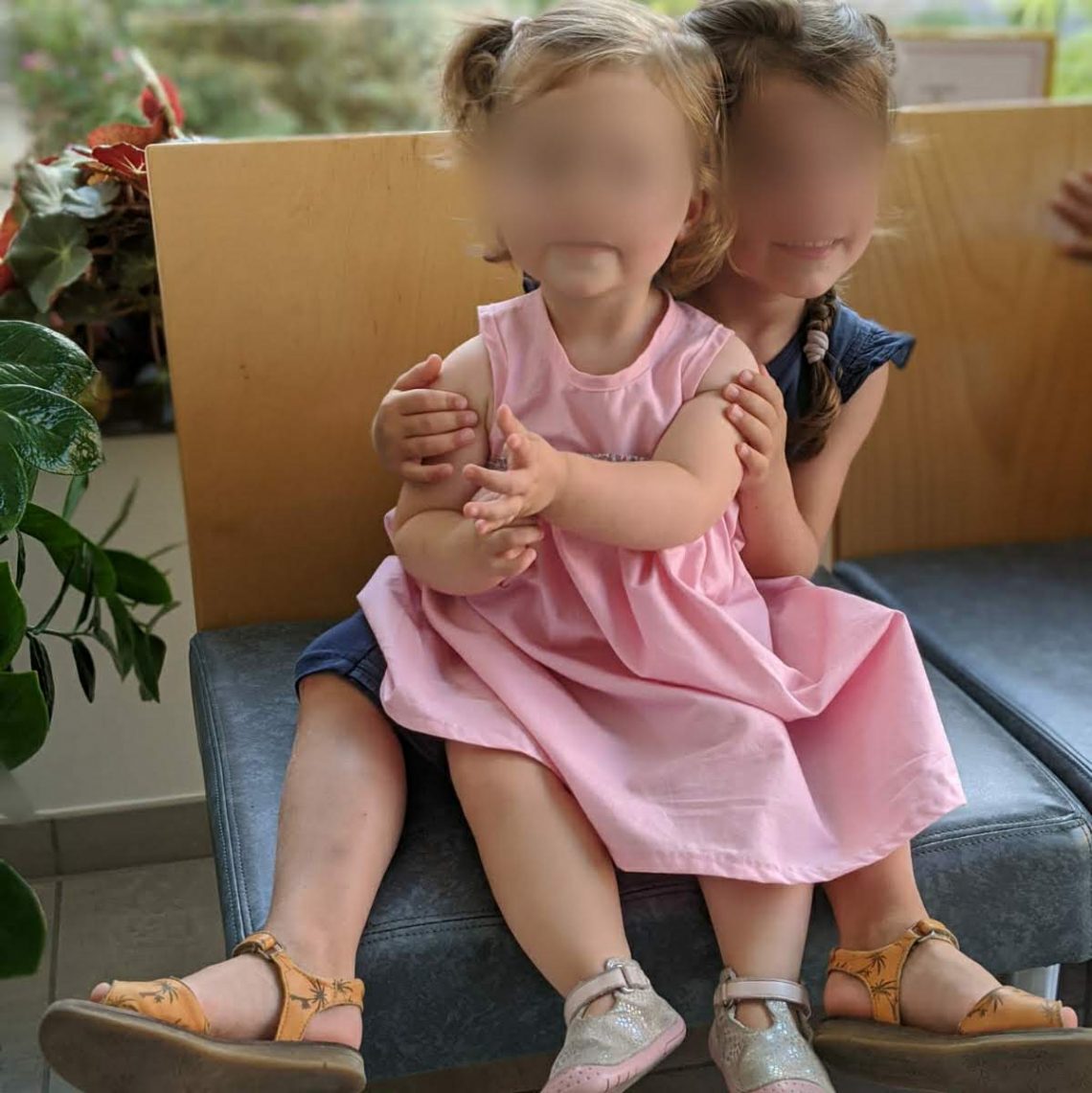 Les cousines se font un calin