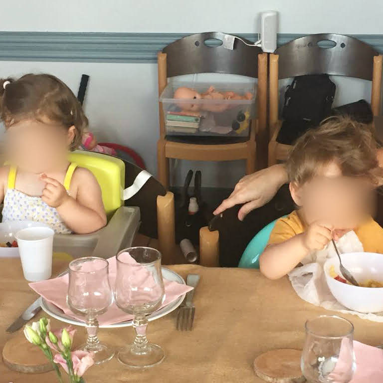 Les cousins à table