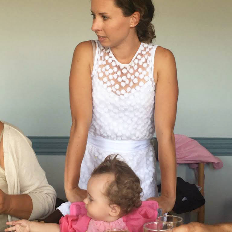 Louise à table avec maman
