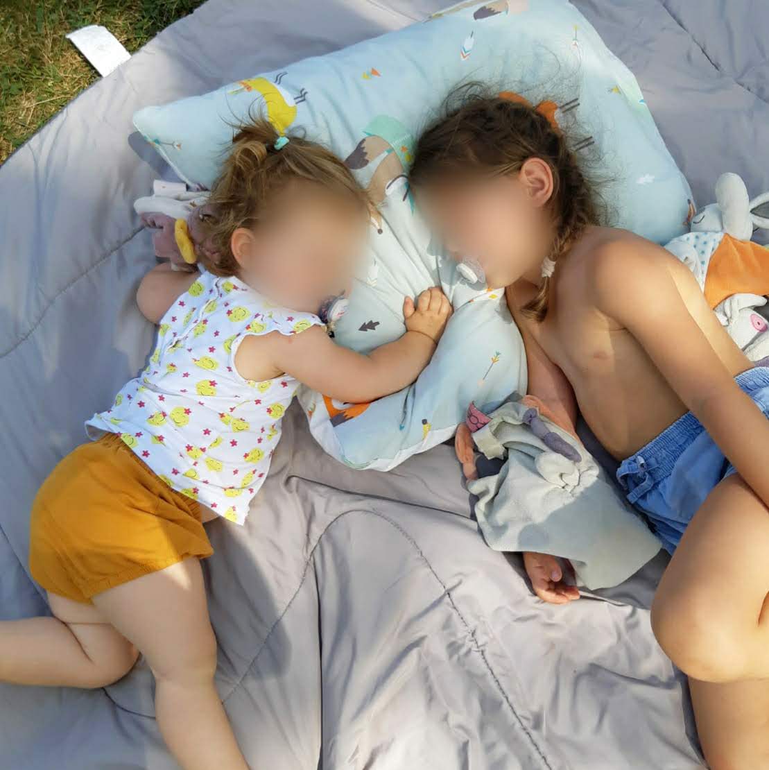 Alice et Maman se font un calin