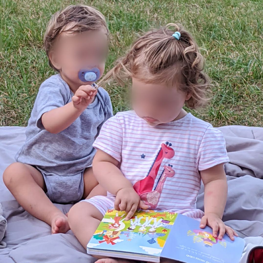 Jules tire les cheveux d'Alice