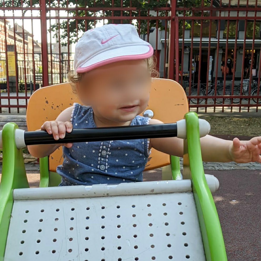 Louise s'amuse au parc