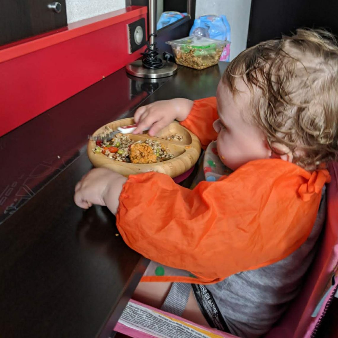 Diner dans la chambre d'hôtel