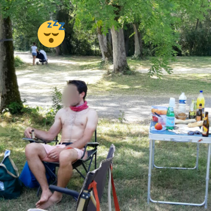 Maman promène Louise pour la sieste