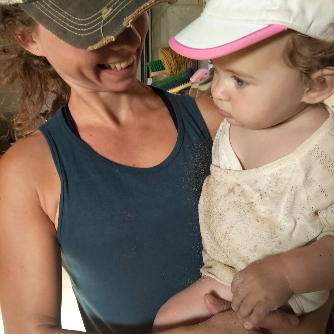 Toute cracra après avoir joué dans l'eau et le sable
