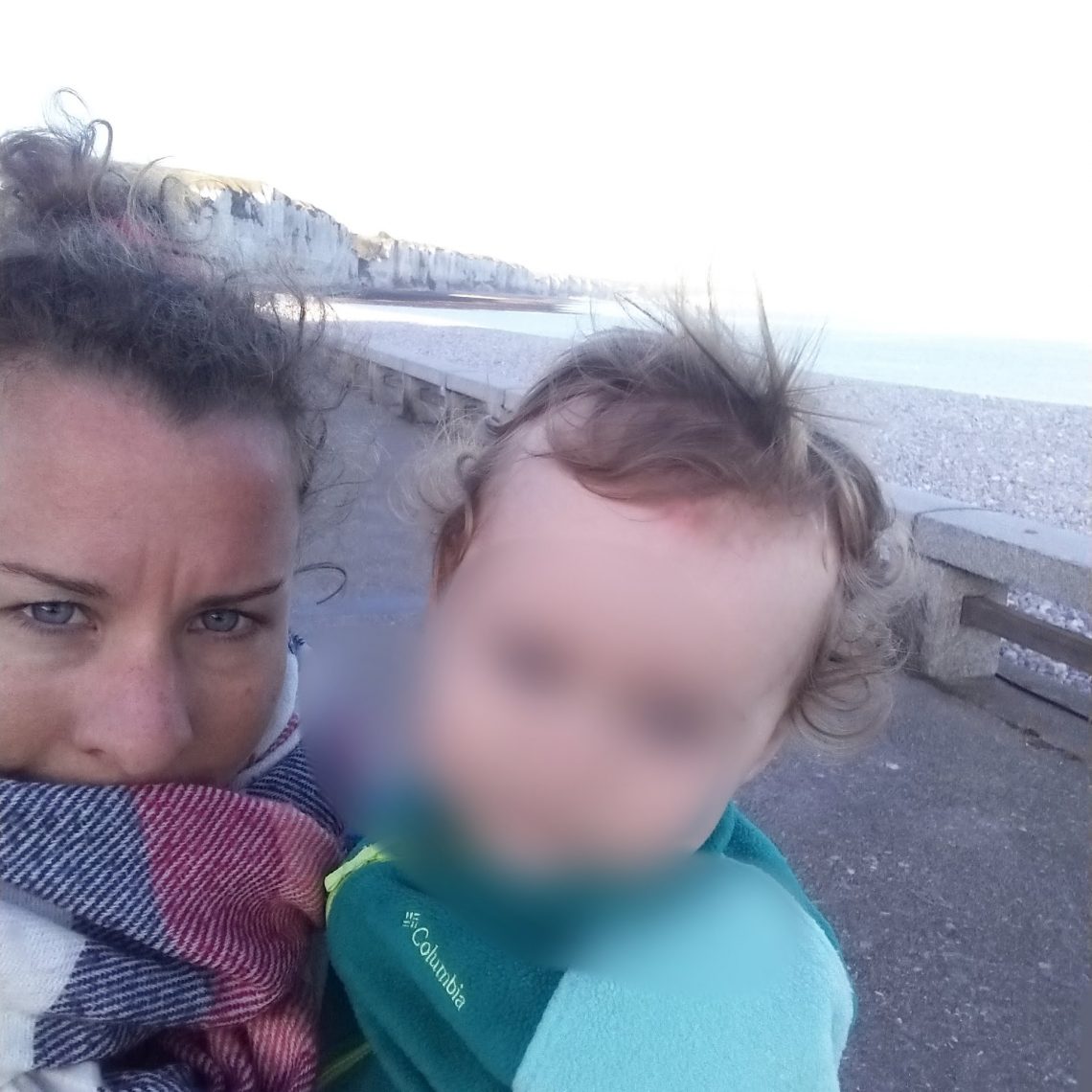 Avec maman sur la plage au petit matin