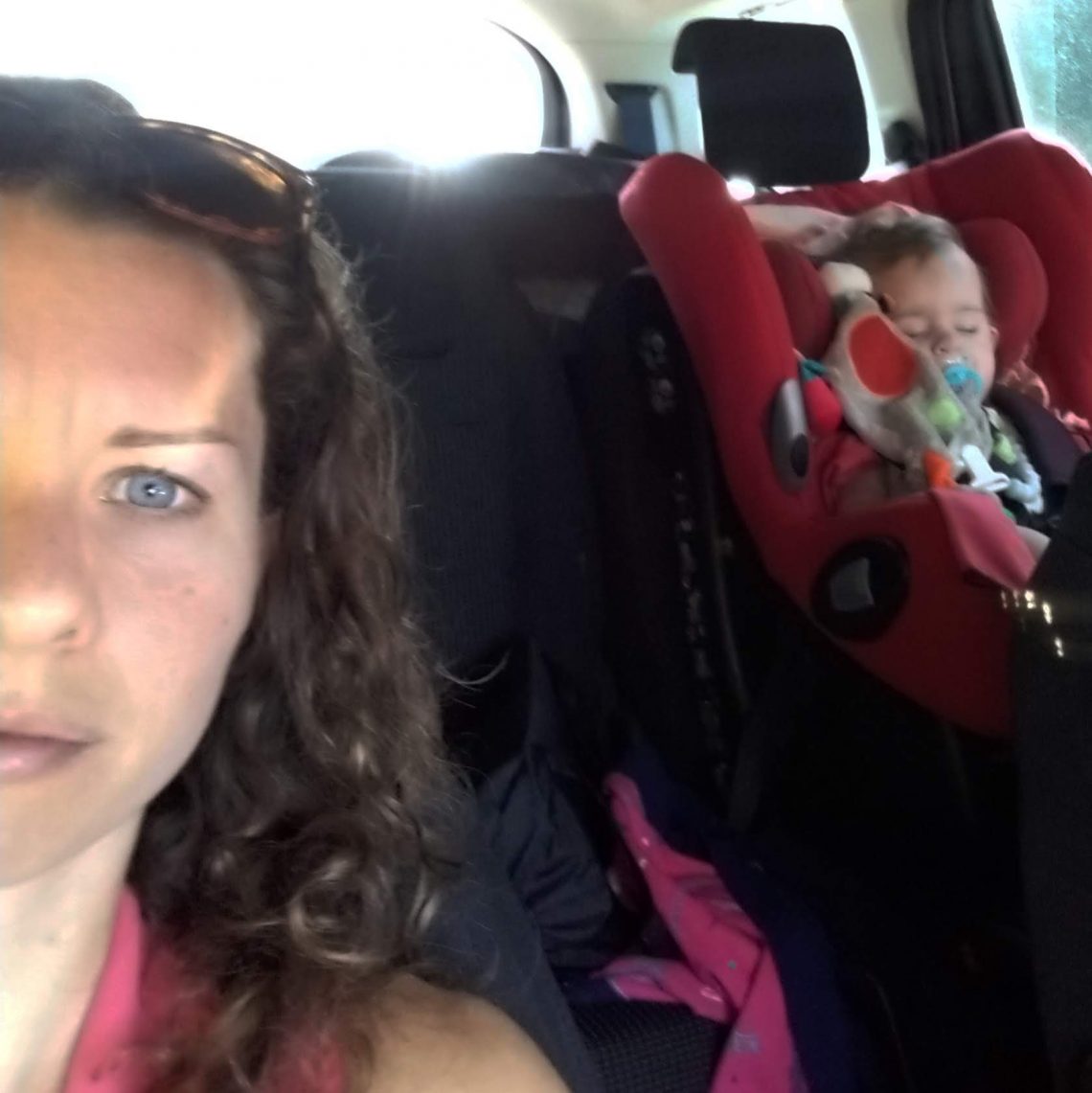 Ma loulou qui fait dodo en voiture