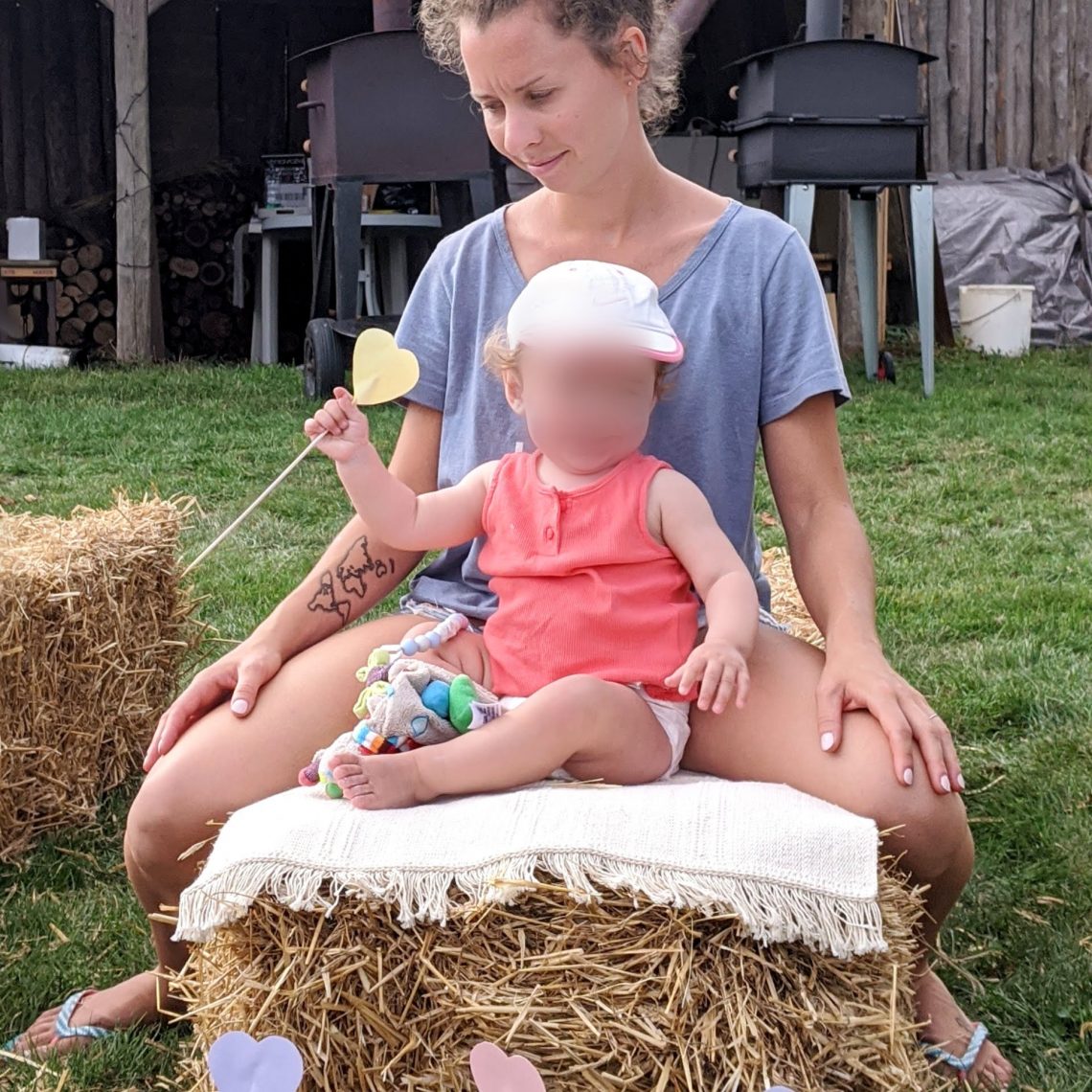 Bébé aide à installer