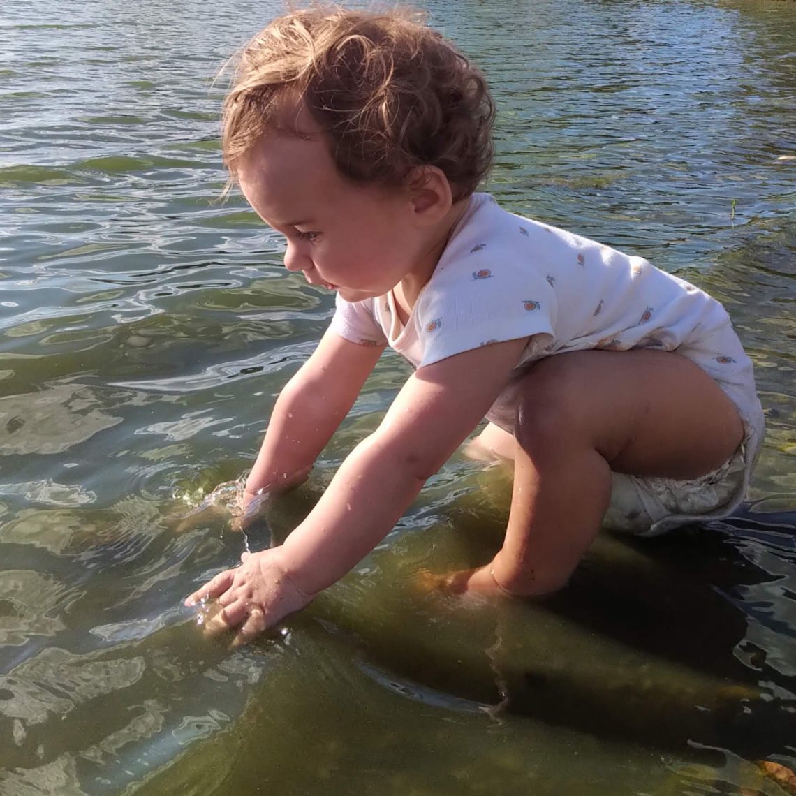 Bébé les fesses dans l'eau