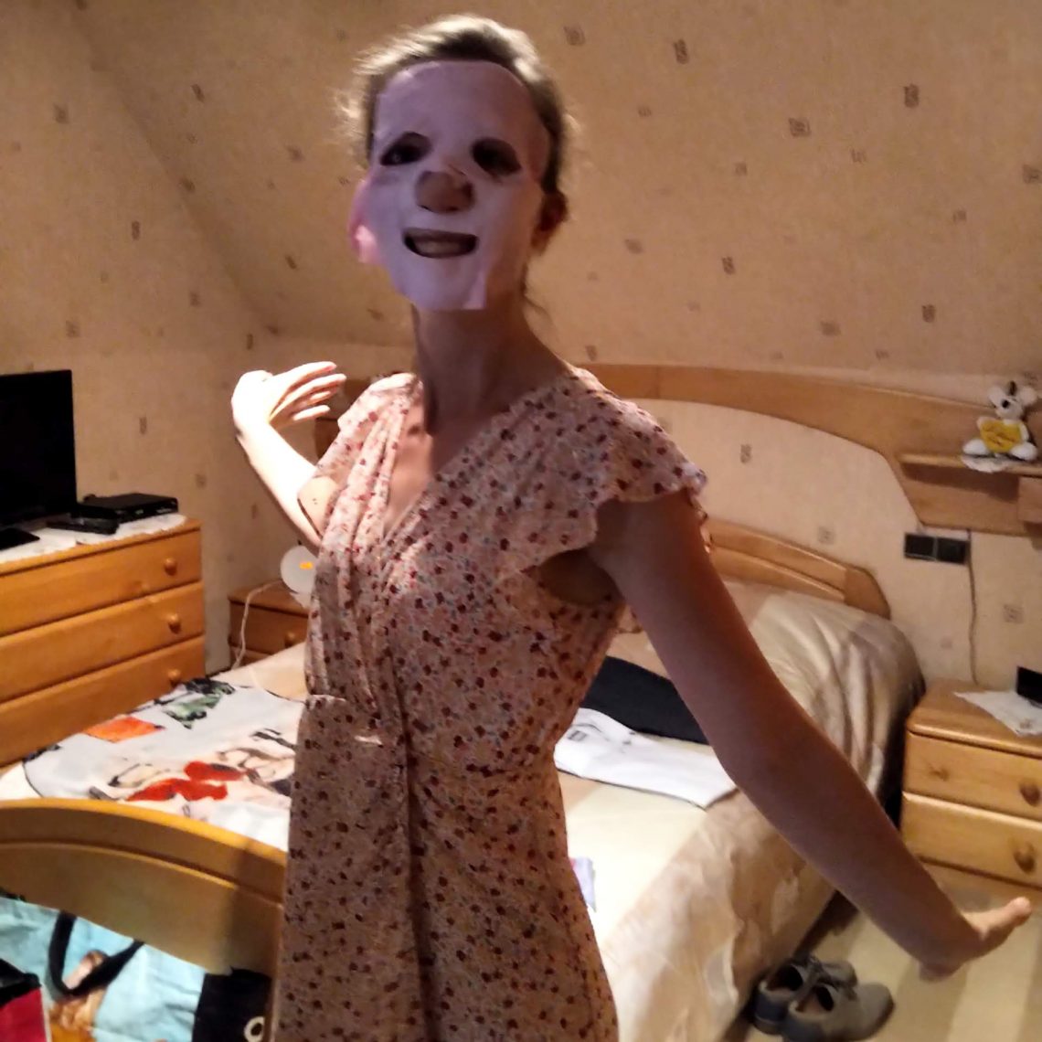 Coiffure et maquillage entre filles