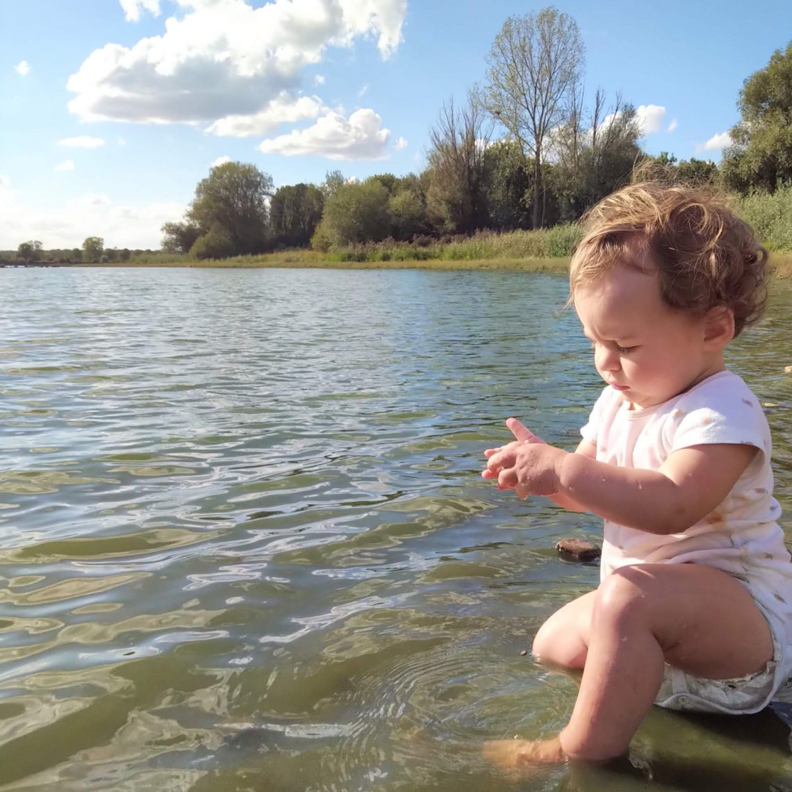 Coquine joue dans l'eau