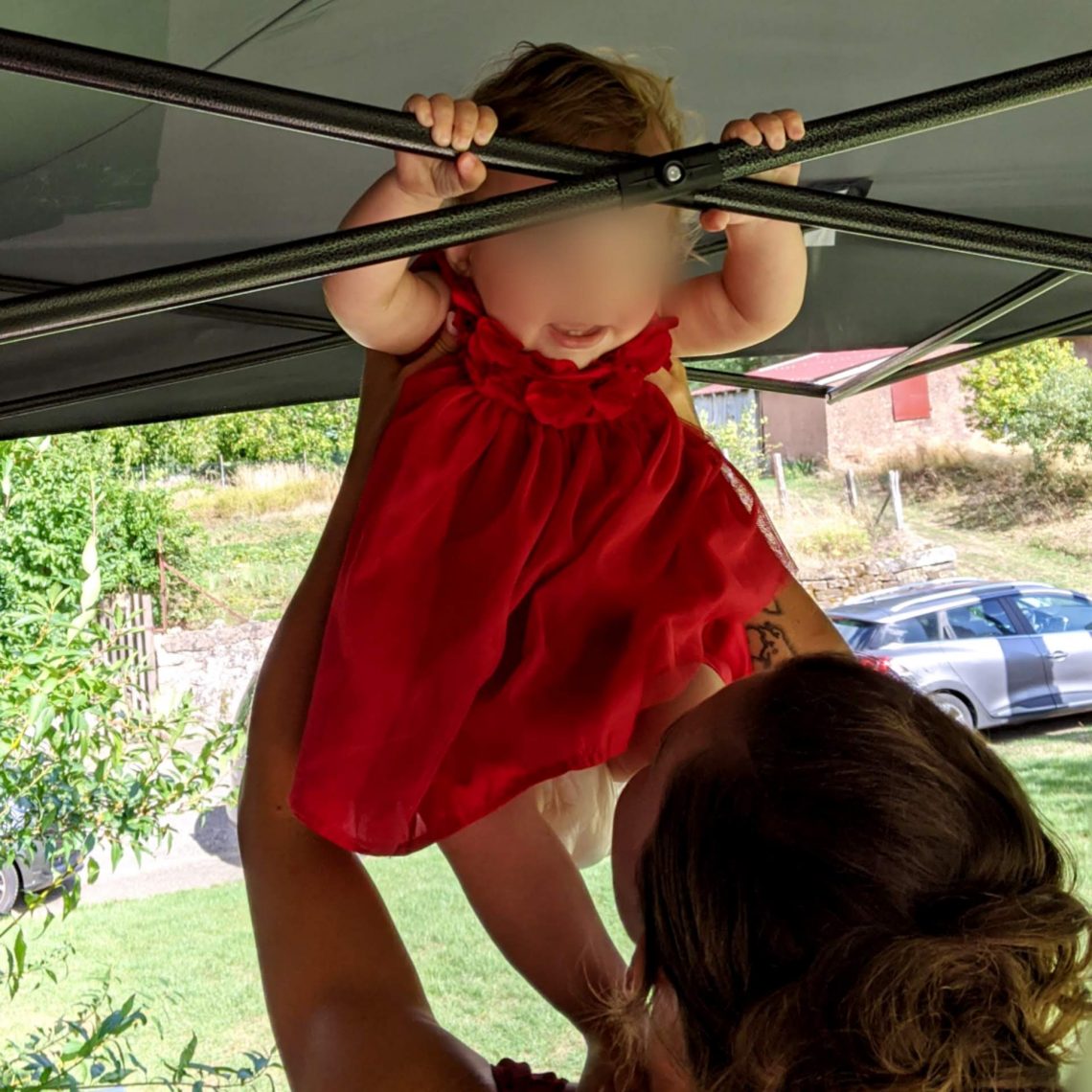 Demoiselle d'honneur fait le clown