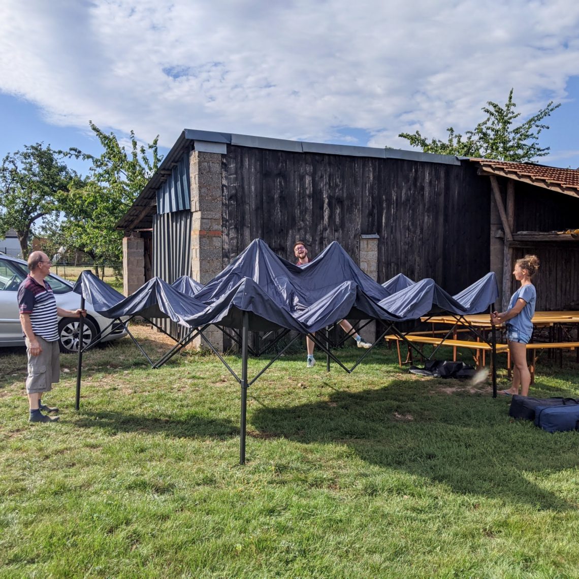 En cas de pluie on installe la tonnelle