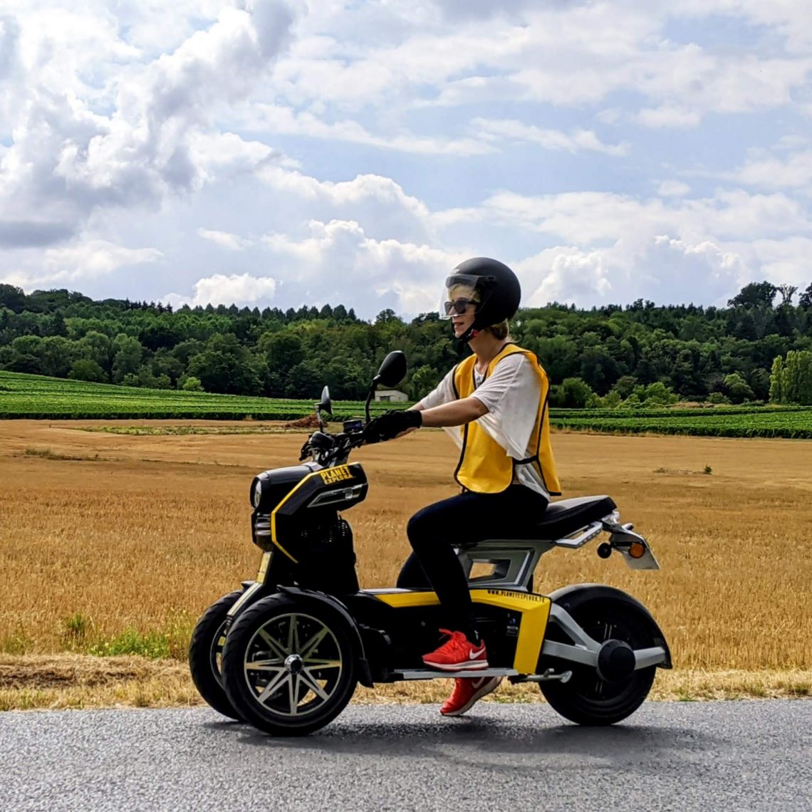 Maellis sur son scooter
