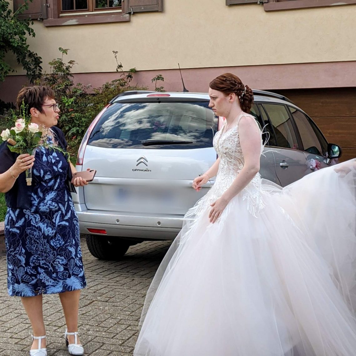 La mariée et sa maman en route pour la mairie