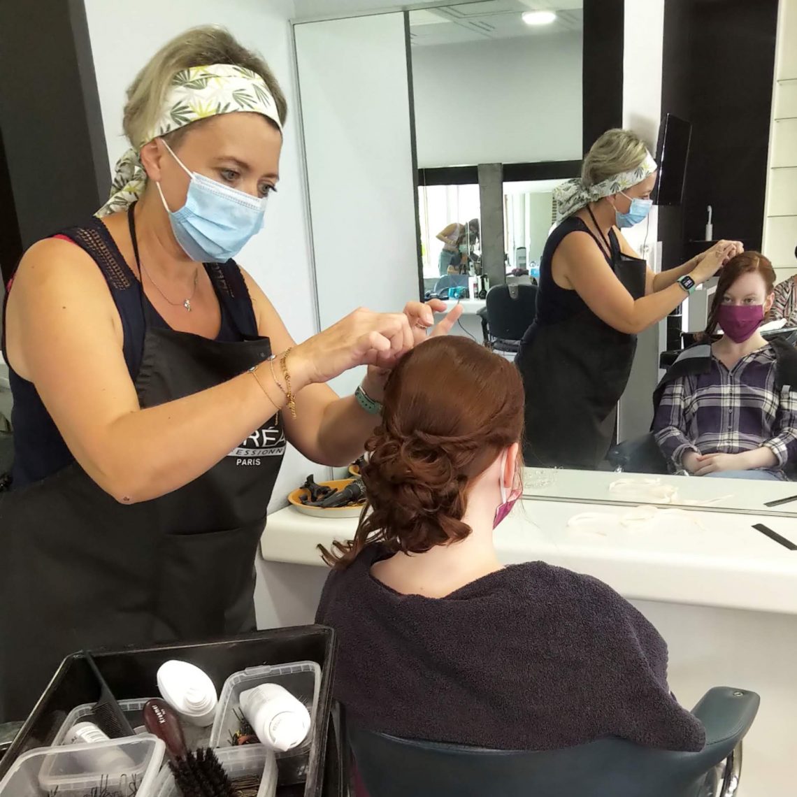 La mariée se fait coiffer