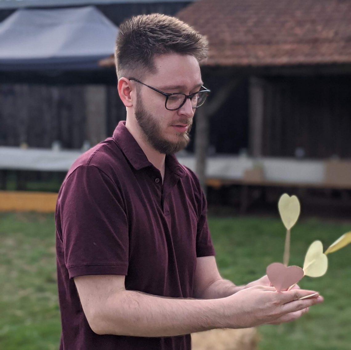 Le futur marié et sa décoration pleine d'amour