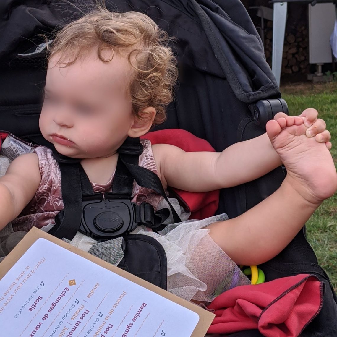 Louise attend le début de la cérémonie