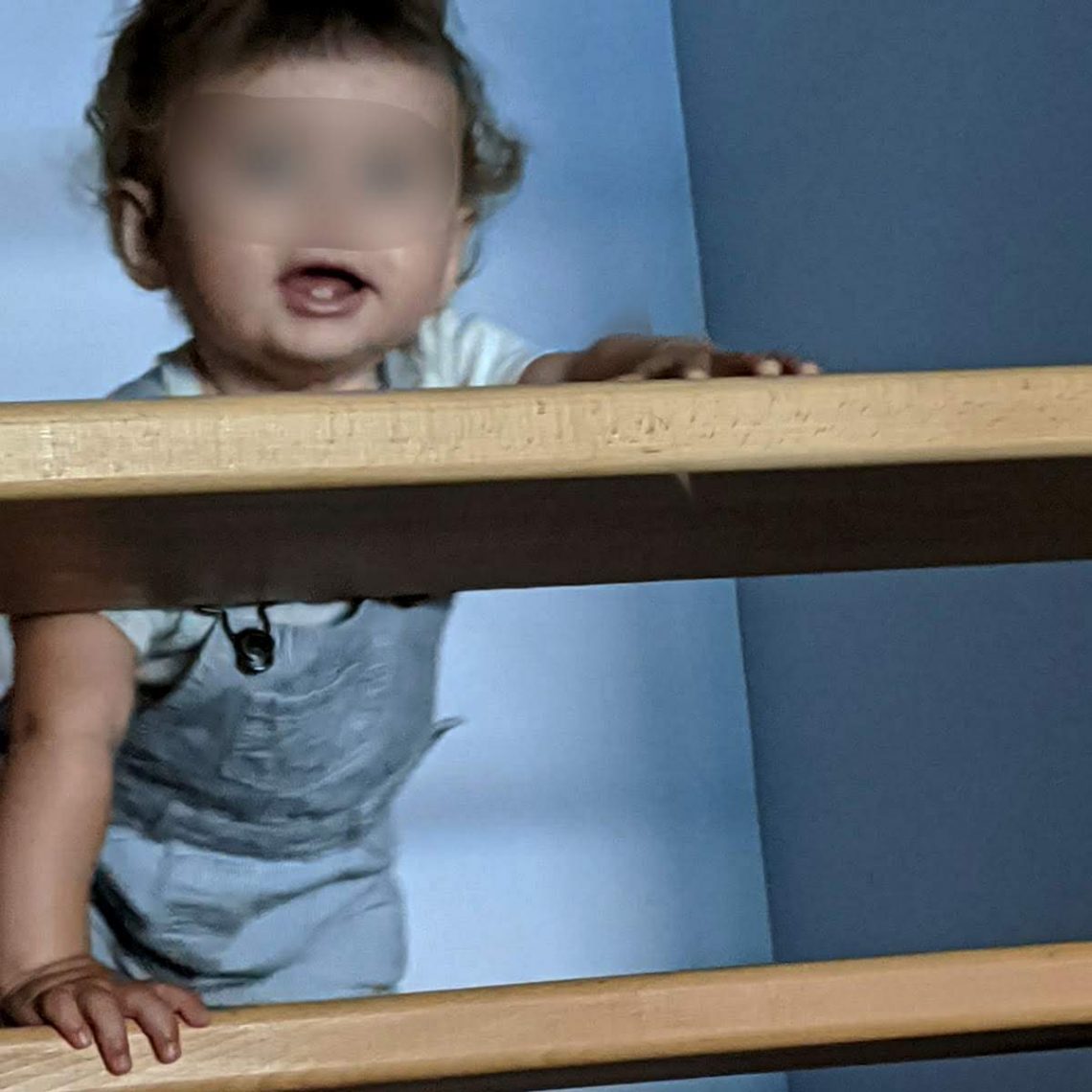 Louise grimpe les escaliers