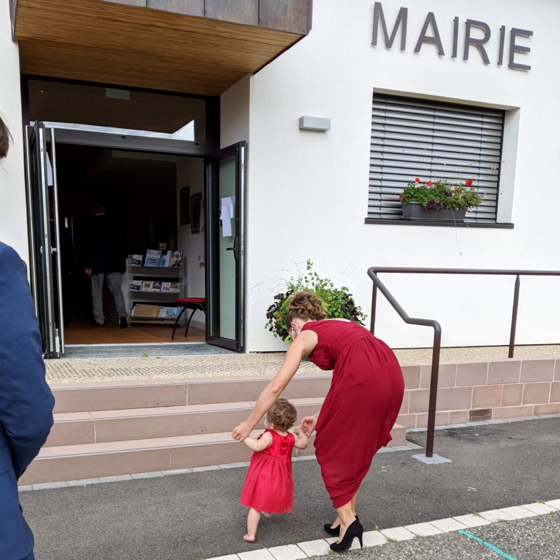 Louise va à la mairie