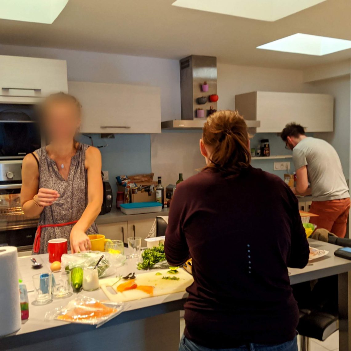 Amoureux contre amoureuse avec un commis