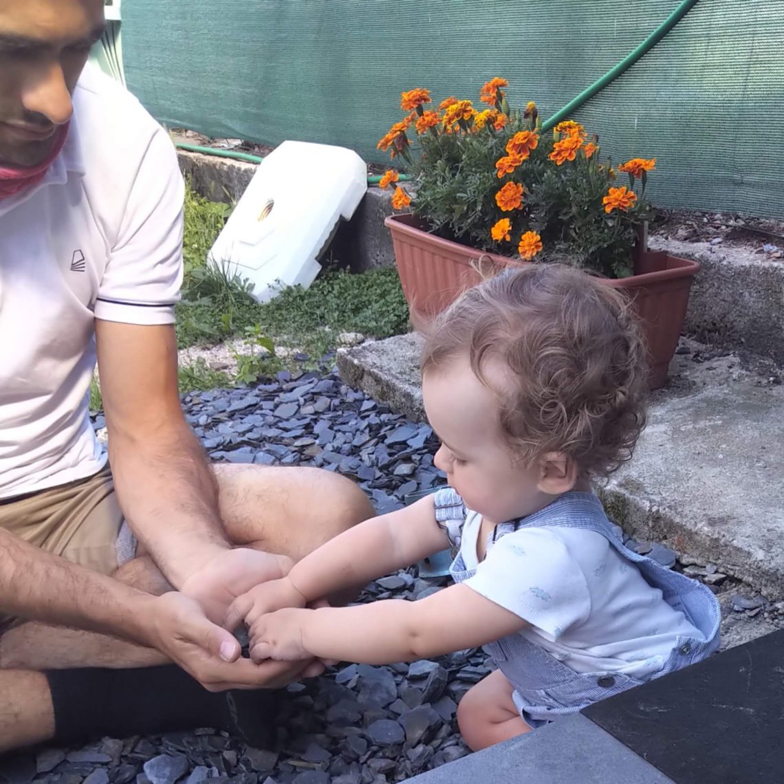 On joue dans les cailloux