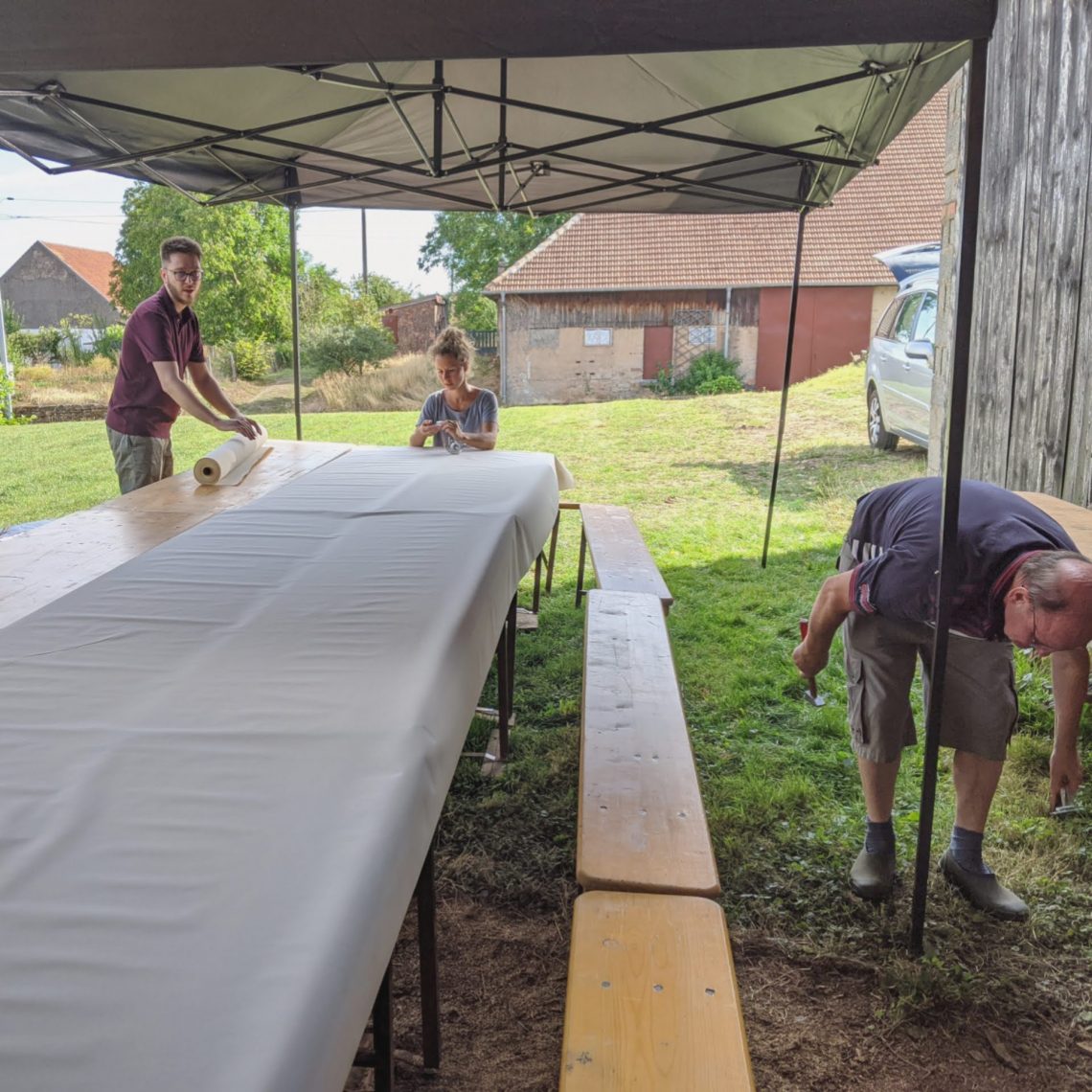 Préparer la table pour le repas du mariage