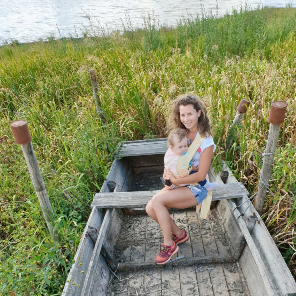 Maman et bébé dans la barque