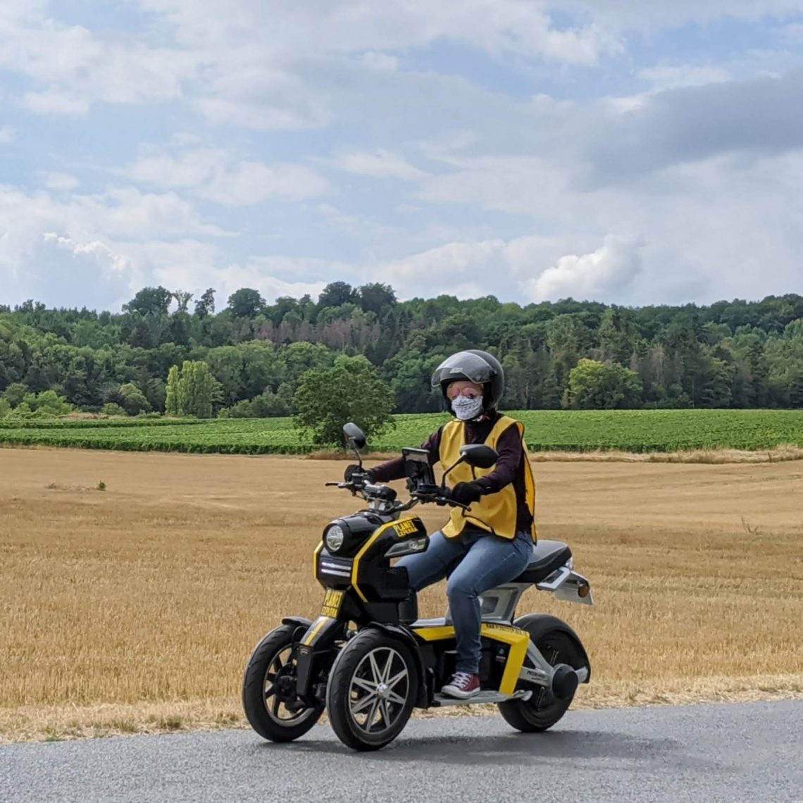 Amandyne sur son scooter