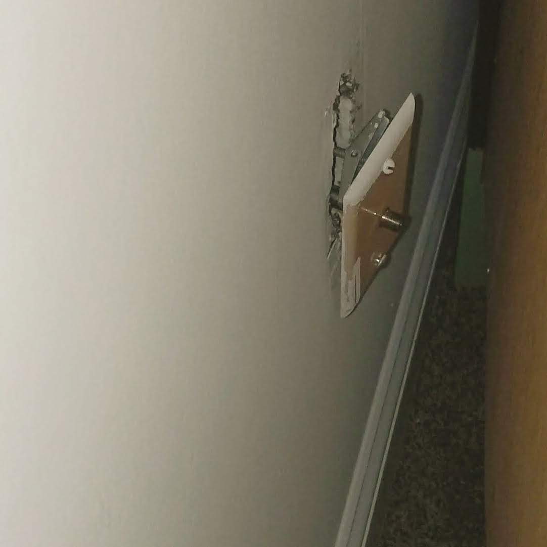 Les prises qui pendent