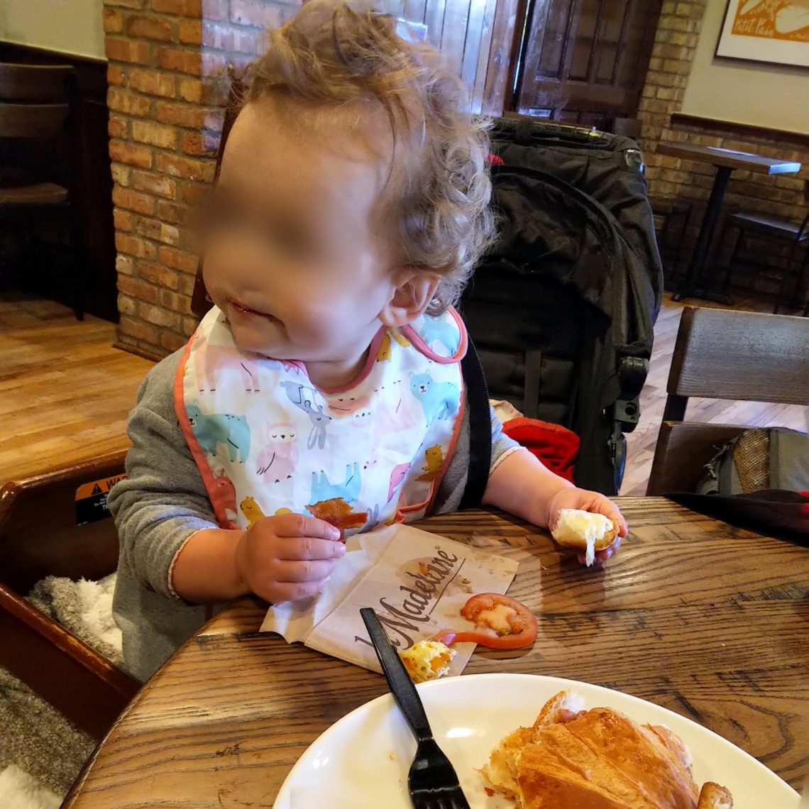 Petit déjeuner au restaurant avant d'emménager