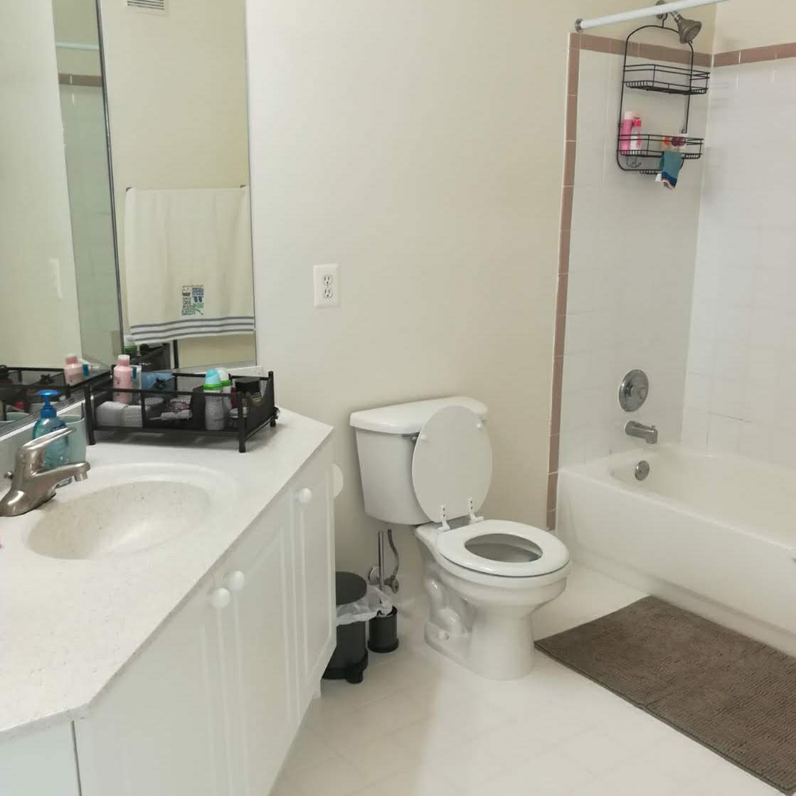 Une grande salle de bain