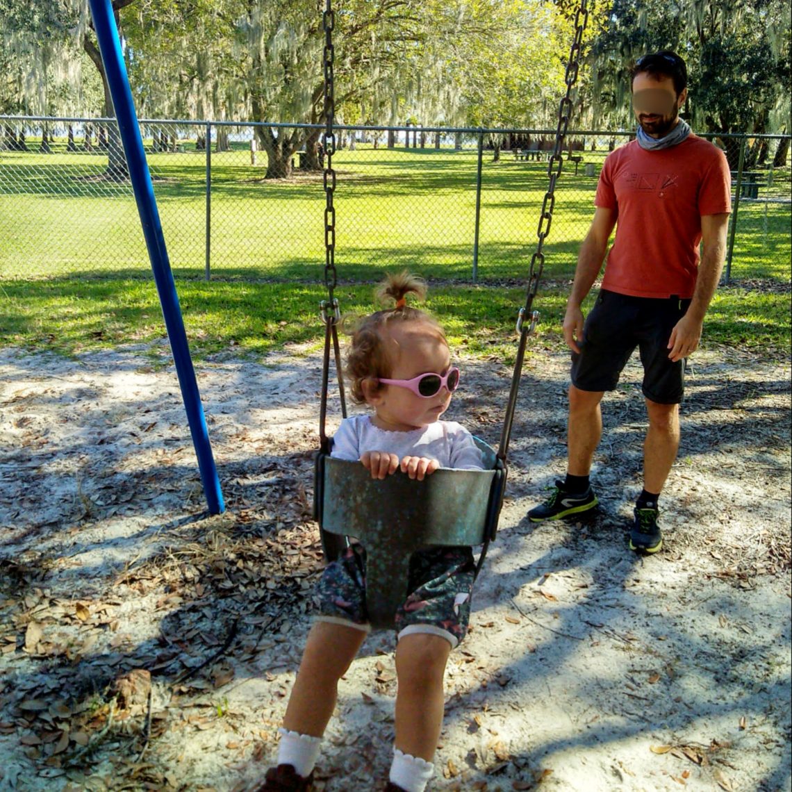 Bébé toujours dans sa balançoire