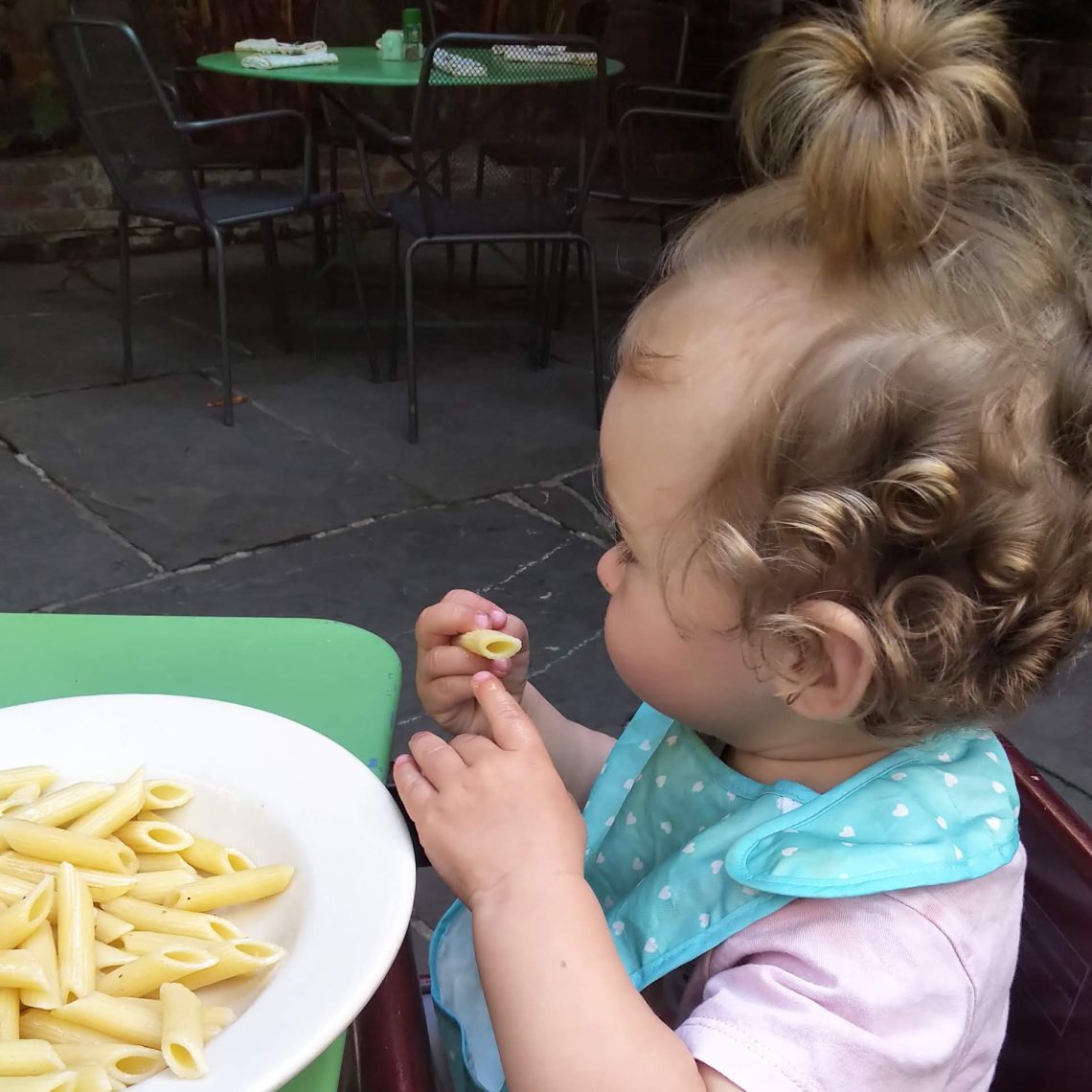 Louise a faim et mange des pates
