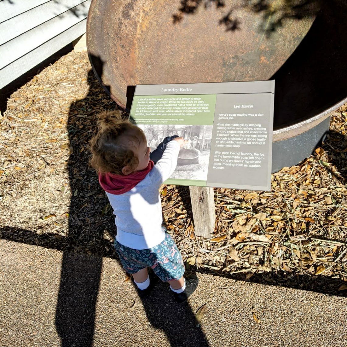 Louise fait la visite de la plantation
