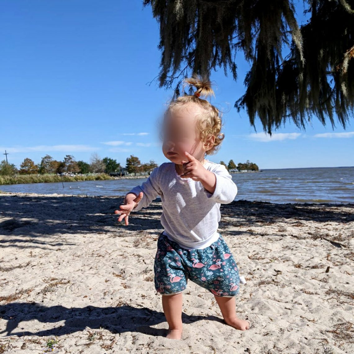 Louise joue sur la plage de louisiane