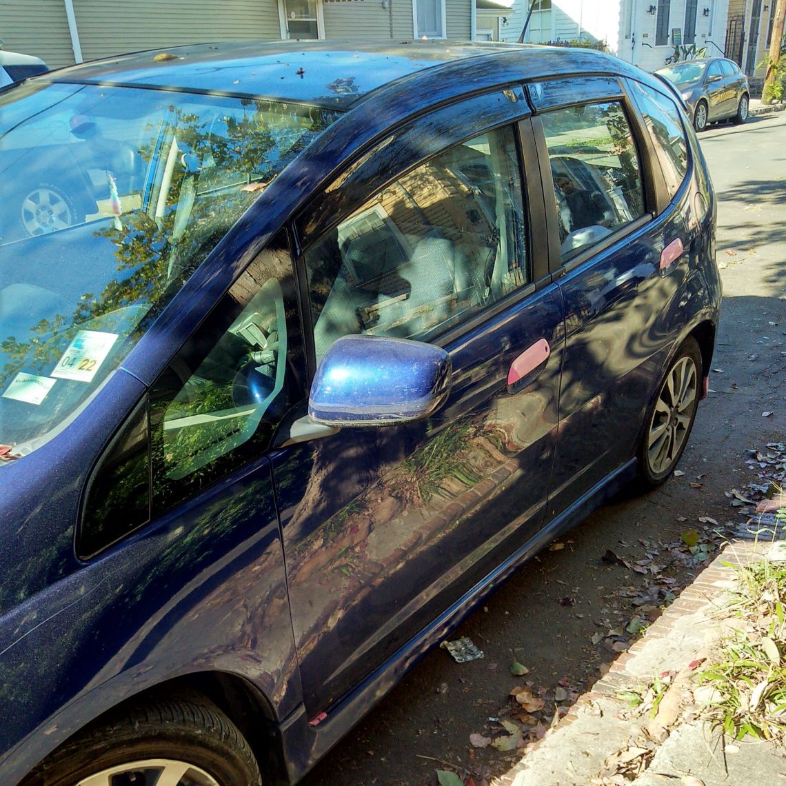 Honda tunée bleue et rose