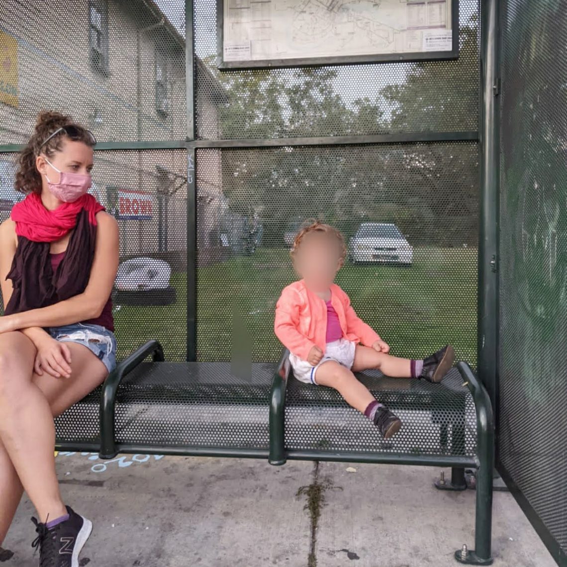 Attendre le bus avec bébé
