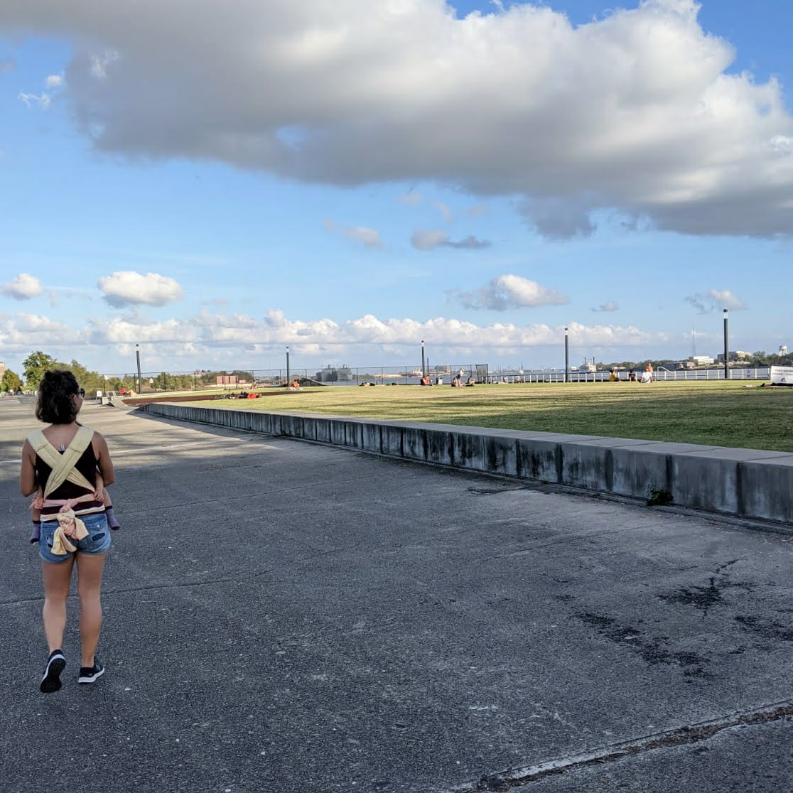 Promenade en port bébé le long du mississippi